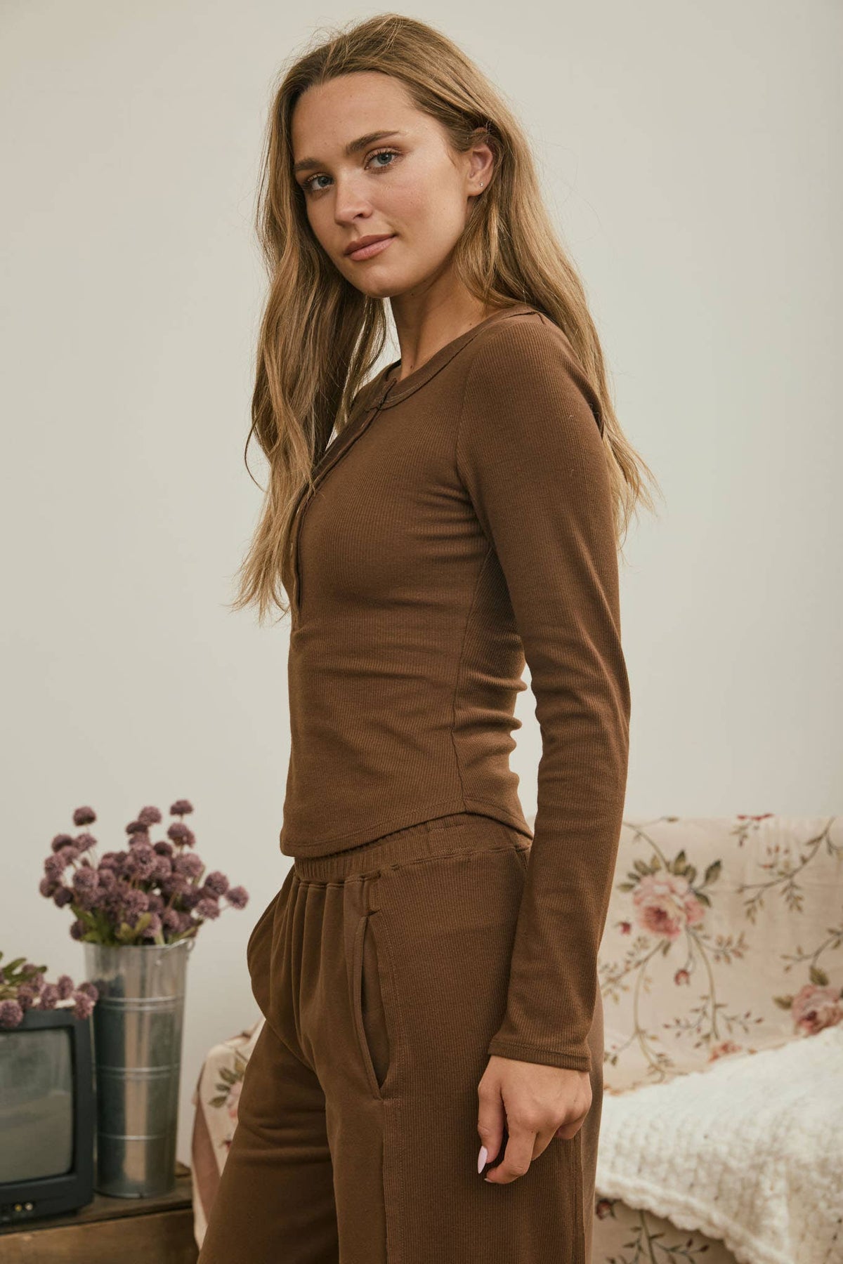 FITTED LONG SLEEVE RIBBED HENLEY KNIT TOP